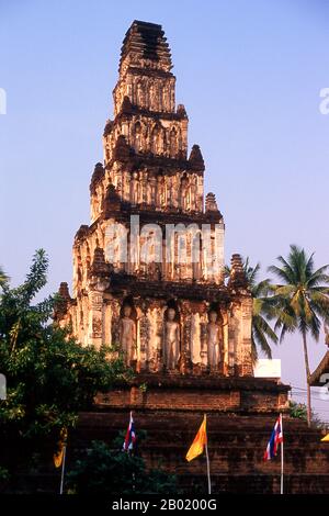 Thailandia: The Chedi Suwant Chang Kot (o Mahapon Chedi), Wat Chama Thewi, Lamphun, Thailandia settentrionale. Wat Chamathewi (Chama Thewi o Chamadevi) o Wat Kukut (Tempio del Reliquario rotto) come è anche noto, fu costruito ad un certo punto nell'VIII o IX secolo. Contiene due autentici Mon chedi. Il primo e più grande di questi è il Mahapon Chedi o «grande Stupa della Vittoria», noto anche come Chedi Suwanna Chang Kot o «Stupa celeste con una magnifica cima», un'alta struttura di laterite e stucco adagiata su un fondamento quadrato laterite. Nelle vicinanze c'è un altro chedi di di proporzioni più piccole. Foto Stock