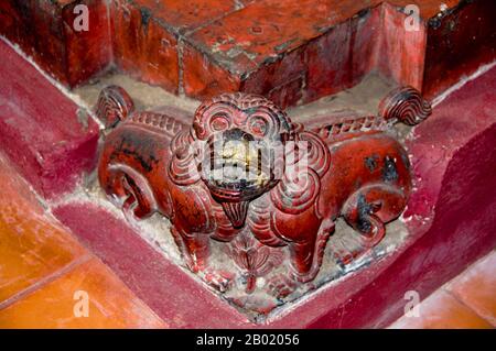 Thailandia: Insolita colonna frontone nel vecchio viharn, Wat Hang Dong, Chiang mai, Thailandia settentrionale. Il Wat Hang Dong è un tipico esempio di architettura tradizionale del tempio LAN Na. Il vecchio viharn di questo tempio è un po' più elaborato della sua controparte presso il vicino Wat Ton Kwen, ma è essenzialmente simile per forma, stile e aspetto. Anche oscuro e intimo, con un basso, ampio tetto a tre livelli, il viharn ospita una collezione di immagini del Buddha, almeno due delle quali - a destra e a sinistra dell'immagine principale del Buddha - sono distintamente Lao in stile e tuttavia in qualche modo stranamente primitive. Foto Stock