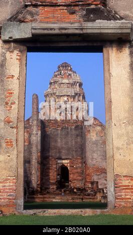 Thailandia: Rovine del XII secolo di Wat Phra si Ratana Mahathat, Lopburi. Il centro storico di Lopburi risale all'epoca dei Dvaravati (vi-XIII secolo). Originariamente era conosciuto come Lavo o Lavapura. Dopo la fondazione del regno di Ayutthaya nel XV secolo, Lopburi fu una roccaforte dei governanti di Ayutthaya. In seguito divenne una nuova capitale reale durante il regno di re Narai il grande del regno di Ayutthaya a metà del XVII secolo. Il re soggiornava qui per circa otto mesi all'anno. Oggi, Lopburi è rinomata per i suoi macachi che mangiano granchi che vivono tra le rovine del tempio Khmer. Foto Stock