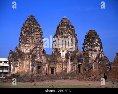 Thailandia: Il 13 ° secolo Prang Sam Yot, originariamente un tempio Khmer indù, ha tre prangs che ha usato per rappresentare Brahma, Vishnu, e Shiva (la trinità indù). Fu poi convertito in un santuario buddista. Il centro storico di Lopburi risale all'epoca dei Dvaravati (VI-XIII secolo). Originariamente era conosciuto come Lavo o Lavapura. Dopo la fondazione del regno di Ayutthaya nel XV secolo, Lopburi era una roccaforte dei governanti di Ayutthaya. In seguito divenne una nuova capitale reale durante il regno di re Narai il Grande del regno di Ayutthaya a metà del XVII secolo. Foto Stock