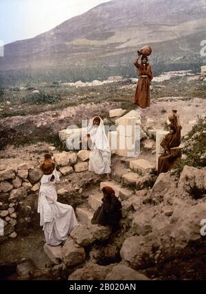 Palestina: Il pozzo dei Samaritani (Shechem) a Nablus, 1890-1900. Palestina è un nome dato alla regione geografica tra il Mar Mediterraneo e il fiume Giordano. La regione è anche conosciuta come la Terra di Israele (Eretz-Yisra'el), la Terra Santa e il Levante meridionale. Nel 1832 la Palestina fu conquistata dall'Egitto di Muhammad Ali, ma nel 1840 la Gran Bretagna intervenne e restituì il controllo del Levante agli ottomani in cambio di ulteriori capitolazioni. La fine del XIX secolo vide l'inizio dell'immigrazione sionista e la rinascita della lingua ebraica. Foto Stock