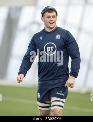 Oriam Sports Center, Campus Riccarton Della Heriot-Watt University, Edimburgo: 18th Febbraio 2020. Scozia rugby sessione di formazione prima della loro partita di Guinness Six Nations contro l'Italia a Roma. ScotlandÕs Magnus Bradbury in azione durante la formazione. Merito: Ian Rutherford/Alamy Live News Foto Stock