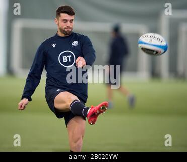 Oriam Sports Center, Campus Riccarton Della Heriot-Watt University, Edimburgo: 18th Febbraio 2020. Scozia rugby sessione di formazione prima della loro partita di Guinness Six Nations contro l'Italia a Roma. ScotlandÕs Adam Hastings. Merito: Ian Rutherford/Alamy Live News Foto Stock