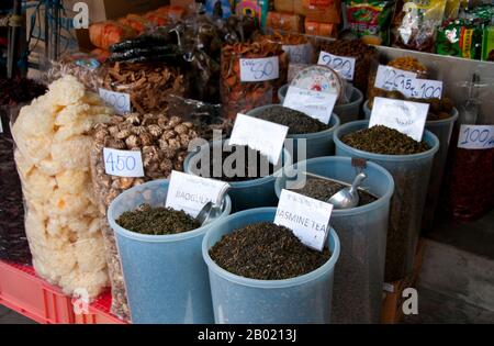 Thailandia: Selezione di tè e altri prodotti essiccati in vendita, Charoen Krung Road, Chinatown, Bangkok. Secondo la tradizione orale, il tè è stato coltivato in Cina per più di quattro millenni. I primi resoconti scritti sulla preparazione del tè, tuttavia, risalgono al 350 d.C. circa, quando divenne per la prima volta una bevanda alla corte imperiale. Circa 800 semi di tè CE furono portati in Giappone, dove fu presto stabilita una coltivazione regolare. Poco più di cinque secoli dopo, nel 1517, il tè fu spedito per la prima volta in Europa dai portoghesi poco dopo che iniziarono il loro commercio con la Cina. Foto Stock