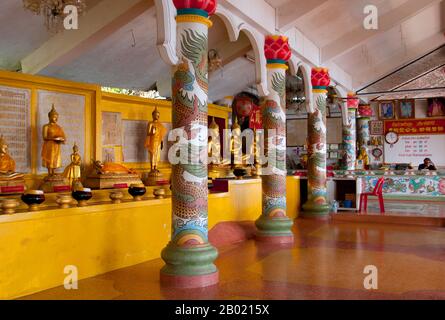 Thailandia: Tempio cinese di San Chao Paw Khao Yai, Ko Sichang, provincia di Chonburi. Il mistero circonda questo colorato tempio cinese a più livelli con alcuni storici che dicono che risale alla dinastia Ming cinese (1368-1644). Si ritiene comunemente che un santuario sia stato fondato in questo sito dai marinai cinesi dopo che hanno visto una luce riflessa da una grotta, che hanno usato come faro improvvisato per la navigazione. Il tempio fu costruito qualche tempo dopo, principalmente per l'uso dei pellegrini cinesi. Foto Stock