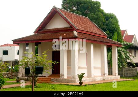 Thailandia: Santuario Vishnu Phra Narai, Nakhon Sri Thammarat. Nakhon si Thammarat fu il centro amministrativo della Thailandia meridionale durante la maggior parte della sua storia. Originariamente una città costiera, il silting ha spostato la costa lontano dalla città. È una delle città più antiche della Thailandia e la maggior parte degli storici riconoscono il regno Tambralinga dei documenti cinesi come precursore di Nakhon si Thammarat. Con la caduta della capitale siamese di Ayutthaya nel 1767 riacquistò l'indipendenza, ma tornò alla sua fedeltà alla fondazione di Bangkok. Foto Stock