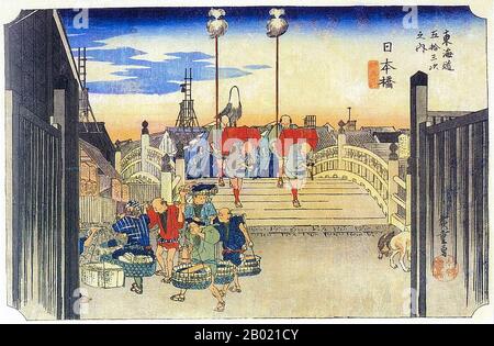 Giappone: Punto di partenza: Vista mattutina di Nihonbashi. Ukiyo-e xilografia della serie '53 stazioni della strada Tôkaidô' di Utagawa Hiroshige (1797-1858), c. 1833-1834. Nihonbashi: Vista sul ponte di Nihon, Edo, da dove tutte le distanze sono state misurate con un cortège di daimyo che viene in vista sopra la cima. In primo piano c'è un gruppo di cinque venditori di pesce (e un sesto parzialmente nascosto) che escono di mezzo, a sinistra, e due cani a destra. Questo ponte era situato nel centro di Edo ed era il punto di partenza della Tokaido Highway. Foto Stock