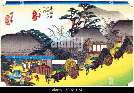 Giappone: "Stazione 53: Otsu, fontana della casa da tè". Ukiyo-e xilografia della serie '53 stazioni della strada Tôkaidô' di Utagawa Hiroshige (1797-1858), 1834 circa. Otsu: Tre carri che passano lungo la strada principale del villaggio e una casa da tè aperta sulla sinistra. Questa stazione situata sulla riva sud-occidentale del lago Biwa era l'ultima stazione sulla Tokaido Highway. Essendo vicino a Kyoto, c'erano molti santuari e templi popolarmente conosciuti nelle sue vicinanze. Foto Stock