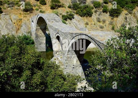 Grecia, antico ponte ad arco bizantino sul fiume Kompsatos Foto Stock