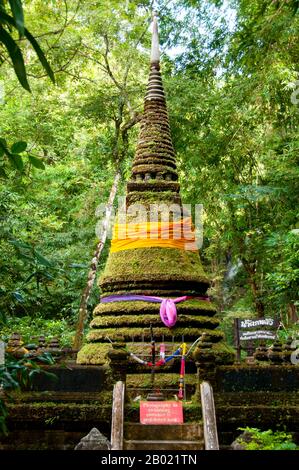 Thailandia: Alongkon chedi, Nam Tok Phlio (Phliw) National Park, provincia di Chanthaburi. L'Alongkon Chedi fu costruito nel 1876 dal re Chulalongkorn (Rama V, 1853-1910) in memoria della sua visita alla cascata Phlio nel 1874. Il parco nazionale Namtok Phlio è stato designato parco nazionale nel 1975 e originariamente chiamato parco nazionale di Khao sa BAP. Copre un'area di 135 kmq (52 km²) e contiene alcune delle foreste pluviali più lussureggianti della Thailandia. La fauna selvatica all'interno del parco comprende 32 specie di mammiferi e 156 specie di uccelli, come tigri, leopardi e orsi neri asiatici. Foto Stock