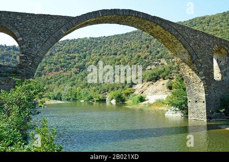 Grecia, antico ponte ad arco bizantino sul fiume Kompsatos Foto Stock