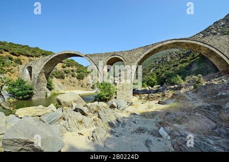 Grecia, antico ponte ad arco bizantino sul fiume Kompsatos Foto Stock