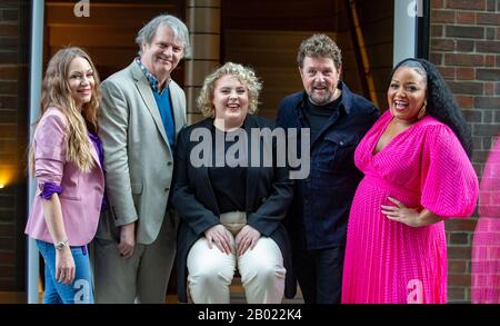 Londra, Regno Unito. 18th Feb, 2020. Il cast di 'Hairspray il Musical' posa per le foto prima dell'apertura del Musical il 23rd aprile. Da l a R Rita Simons, Paul Merton, Lizzie Bea, Michael Ball e Marisha Wallace. Paul Merton farà il suo debutto nel West End come Wilbur Turnblad. Credit: Tommy London/Alamy Live News Foto Stock