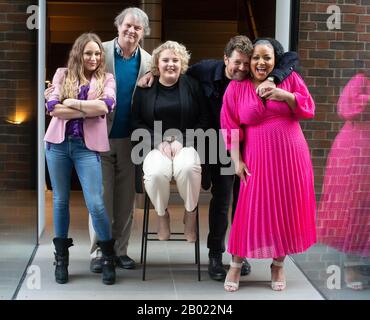 Londra, Regno Unito. 18th Feb, 2020. Il cast di 'Hairspray il Musical' posa per le foto prima dell'apertura del Musical il 23rd aprile. Da l a R Rita Simons, Paul Merton, Lizzie Bea, Michael Ball e Marisha Wallace. Paul Merton farà il suo debutto nel West End come Wilbur Turnblad. Credit: Tommy London/Alamy Live News Foto Stock