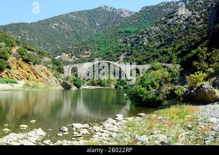 Grecia, antico ponte ad arco bizantino sul fiume Kompsatos Foto Stock