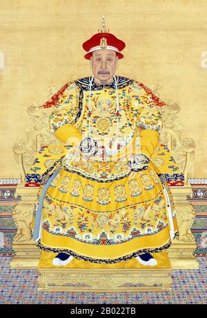 Cina: Ritratto formale dell'imperatore Qianlong (25 settembre 1711 - 7 febbraio 1799), 1700 circa. L'imperatore Qianlong, nome del tempio Gaozong, fu il quinto imperatore della dinastia Qing guidata dai Manciù e il quarto imperatore Qing a governare la Cina. Quarto figlio dell'imperatore Yongzheng, regnò dall'11 ottobre 1736 al 7 febbraio 1795. L'8 febbraio abdicò in favore di suo figlio, l'imperatore Jiaqing - un atto filiale per non regnare più a lungo di suo nonno, l'illustre imperatore Kangxi. Nonostante il suo ritiro, tuttavia, mantenne il potere finale fino alla sua morte nel 1799. Foto Stock