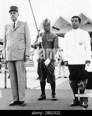 Norodom Sihanouk (nato il 31 ottobre 1922) è stato il re di Cambogia dal 1941 al 1955 e dal 1993 fino alla sua rinuncia e rinuncia volontaria il 7 ottobre 2004 a favore di suo figlio, l'attuale re Norodom Sihamoni. Dopo la sua abdicazione fu conosciuto come il re-Padre della Cambogia, una posizione in cui conservò molte delle sue precedenti responsabilità come monarca costituzionale. Morì di un attacco di cuore a Pechino, Cina, il 15 ottobre 2012. Foto Stock