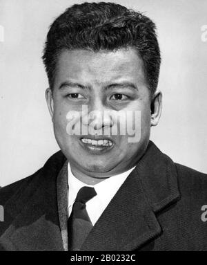 Norodom Sihanouk (nato il 31 ottobre 1922) è stato il re di Cambogia dal 1941 al 1955 e dal 1993 fino alla sua rinuncia e rinuncia volontaria il 7 ottobre 2004 a favore di suo figlio, l'attuale re Norodom Sihamoni. Dopo la sua abdicazione fu conosciuto come il re-Padre della Cambogia, una posizione in cui conservò molte delle sue precedenti responsabilità come monarca costituzionale. Morì di un attacco di cuore a Pechino, Cina, il 15 ottobre 2012. Foto Stock