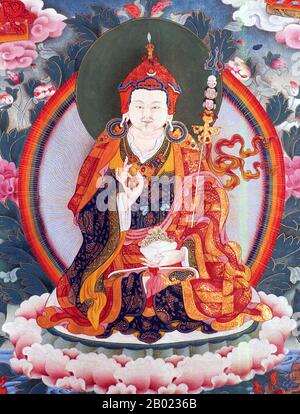 Padmasambhava (Sanscrito Padmakara; Pemajungné tibetano; Liánhuāshēng cinese) o 'Loto Nato', è stato un guru di Oḍḍiyāna (Swat moderno) che si dice abbia trasmesso il buddismo Vajrayana al Bhutan e al Tibet e ai paesi vicini nel 8th secolo. In quelle terre è meglio conosciuto come Guru Rinpoche ('prezioso Guru') o Lopon Rinpoche, o, semplicemente, Padum in Tibet, dove i seguaci della scuola di Nyingma lo considerano il secondo Buddha. Il suo paradiso di Pureland è Zangdok Palri (la montagna color rame). È inoltre considerato un'emanazione di Buddha Amitabha e tradizionalmente anche venerato Foto Stock