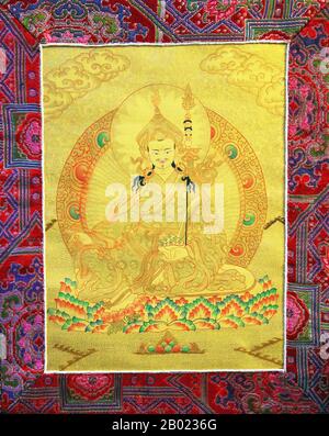 Padmasambhava (Sanscrito Padmakara; Pemajungné tibetano; Liánhuāshēng cinese) o 'Loto Nato', è stato un guru di Oḍḍiyāna (Swat moderno) che si dice abbia trasmesso il buddismo Vajrayana al Bhutan e al Tibet e ai paesi vicini nel 8th secolo. In quelle terre è meglio conosciuto come Guru Rinpoche ('prezioso Guru') o Lopon Rinpoche, o, semplicemente, Padum in Tibet, dove i seguaci della scuola di Nyingma lo considerano il secondo Buddha. Il suo paradiso di Pureland è Zangdok Palri (la montagna color rame). È inoltre considerato un'emanazione di Buddha Amitabha e tradizionalmente anche venerato Foto Stock