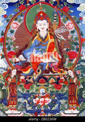 Padmasambhava (Sanscrito Padmakara; Pemajungné tibetano; Liánhuāshēng cinese) o 'Loto Nato', è stato un guru di Oḍḍiyāna (Swat moderno) che si dice abbia trasmesso il buddismo Vajrayana al Bhutan e al Tibet e ai paesi vicini nel 8th secolo. In quelle terre è meglio conosciuto come Guru Rinpoche ('prezioso Guru') o Lopon Rinpoche, o, semplicemente, Padum in Tibet, dove i seguaci della scuola di Nyingma lo considerano il secondo Buddha. Il suo paradiso di Pureland è Zangdok Palri (la montagna color rame). È inoltre considerato un'emanazione di Buddha Amitabha e tradizionalmente anche venerato Foto Stock