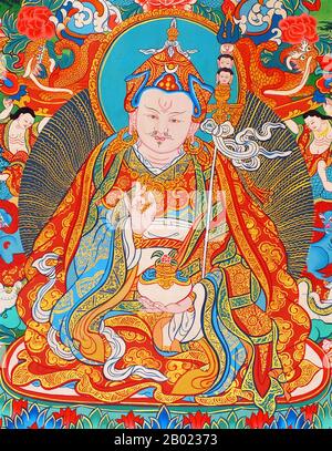 Padmasambhava (Sanscrito Padmakara; Pemajungné tibetano; Liánhuāshēng cinese) o 'Loto Nato', è stato un guru di Oḍḍiyāna (Swat moderno) che si dice abbia trasmesso il buddismo Vajrayana al Bhutan e al Tibet e ai paesi vicini nel 8th secolo. In quelle terre è meglio conosciuto come Guru Rinpoche ('prezioso Guru') o Lopon Rinpoche, o, semplicemente, Padum in Tibet, dove i seguaci della scuola di Nyingma lo considerano il secondo Buddha. Il suo paradiso di Pureland è Zangdok Palri (la montagna color rame). È inoltre considerato un'emanazione di Buddha Amitabha e tradizionalmente anche venerato Foto Stock