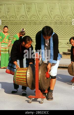 Cina: Suonare un tamburo di bronzo di Dong Son al Museo provinciale del Guangxi, Nanning, provincia del Guangxi. Đông Sơn era una cultura preistorica dell'età del bronzo in Vietnam incentrata sulla valle del fiume Rosso nel nord del Vietnam. In questo periodo apparvero i primi regni vietnamiti di Văn Lang e Âu Lạc. La sua influenza fiorì in altre parti vicine del sud-est asiatico dal 500 a.C. al 100 d.C. circa. Nanning fu originariamente fondata durante la dinastia Yuan (1271-1368), anche se c'era un capoluogo di contea qui chiamato Jinxing fin dal 318 d.C. Foto Stock