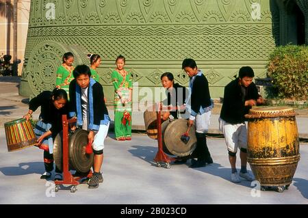 Cina: Suonare la batteria di bronzo di Dong Son al Museo provinciale del Guangxi, Nanning, provincia del Guangxi. Đông Sơn era una cultura preistorica dell'età del bronzo in Vietnam incentrata sulla valle del fiume Rosso nel nord del Vietnam. In questo periodo apparvero i primi regni vietnamiti di Văn Lang e Âu Lạc. La sua influenza fiorì in altre parti vicine del sud-est asiatico dal 500 a.C. al 100 d.C. circa. Nanning fu originariamente fondata durante la dinastia Yuan (1271-1368), anche se c'era un capoluogo di contea qui chiamato Jinxing fin dal 318 d.C. Foto Stock