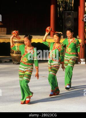 Il popolo Zhuang (cinese: 壮族; pinyin: Zhuàngzú; Zhuang: Bouxcuengh) è un gruppo etnico che vive principalmente nella regione autonoma di Guangxi Zhuang nella Cina meridionale. Alcuni vivono anche nelle province di Yunnan, Guangdong, Guizhou e Hunan. Essi formano uno dei 55 gruppi etnici minoritari ufficialmente riconosciuti dalla Repubblica Popolare cinese. Con i Buyi, Tay–Nùng e altri diffusori di Tai del nord, sono a volte conosciuti come Rau o Rao. La loro popolazione, stimata in 18 milioni di persone, li mette al secondo posto solo per i cinesi Han e rende il Zhuang la più grande minoranza in Cina. Nanning era ori Foto Stock