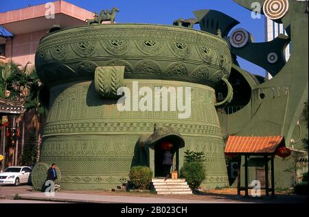 Cina: Un edificio museale a forma di tamburo Dong Son, Museo provinciale del Guangxi, Nanning, provincia del Guangxi. Nanning fu originariamente fondata durante la dinastia Yuan (1271-1368), anche se c'era un capoluogo di contea qui chiamato Jinxing fin dal 318 d.C. Aperta al commercio estero dai cinesi nel 1907, Nanning crebbe rapidamente. Dal 1912 al 1936 fu capitale provinciale del Guangxi, sostituendo Guilin. A causa della sua vicinanza al confine vietnamita, Nanning divenne un importante centro per rifornire il Vietnam del Nord di ho chi Minh durante la seconda guerra d'Indocina (guerra del Vietnam). Foto Stock