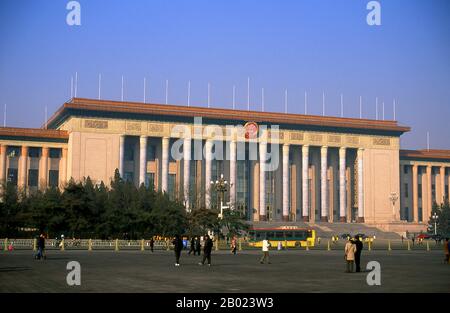 La Grande Sala Del Popolo, sul bordo occidentale di Piazza Tiananmen, è stata completata nel 1959 ed è sede della legislatura cinese. Funge da luogo di incontro del Congresso Nazionale Del Popolo, il parlamento cinese. Piazza Tiananmen è la terza piazza pubblica più grande del mondo, che si estende su 100 acri di terreno. E' stato usato come luogo di ritrovo pubblico sia durante le dinastie Ming che Qing. La piazza è il cuore politico della Cina moderna. Gli studenti universitari di Pechino sono venuti qui per protestare contro le richieste giapponesi alla Cina nel 1919, ed è stato dal rostro della porta della pace celeste che Cha Foto Stock