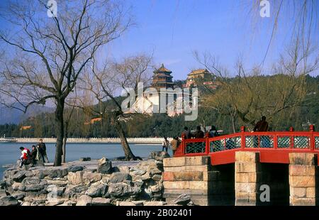Cina: Collina della longevità e Torre della fragranza del Buddha vista sul lago Kunming, Palazzo d'Estate (Yíhe Yuan), Pechino. Il Palazzo d'Estate (Yiheyuan) fu originariamente creato durante la dinastia Ming, ma fu progettato nella sua forma attuale dall'imperatore Qing Qianlong (r. 1736-1795). È tuttavia la madre di Qianlong, l'imperatrice madre Qing Cixi, che è più irrevocabilmente legata al palazzo, dal momento che lo fece restaurare due volte durante il suo regno, una volta nel 1860 dopo che fu saccheggiata dalle truppe britanniche e francesi durante la seconda guerra dell'oppio, e di nuovo nel 1902 durante la ribellione dei Boxer. Foto Stock
