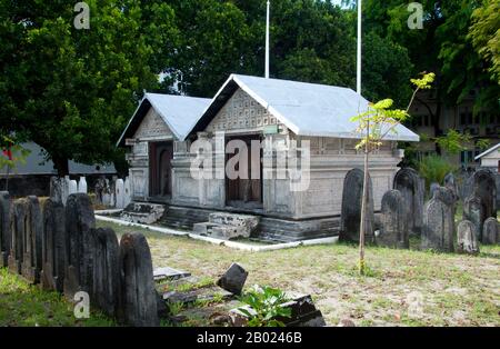 L'Hukuru Miskiiy (moschea del venerdì) è la moschea più importante delle Maldive. Originially costruito c.1153 al momento della conversione all'Islam per ordine del Sultano Muhammad al-Adil, fu restaurato nel 1338, e successivamente rinnovato e ampliato nel 1656-7 dal Sultano Ibrahim Iskandar i (1648-87). L'edificio è di corallo hiri-ga finemente scolpito, e porta alcune modanature di distintamente ispirazione artistica buddista nel seminterrato. Il portico fu eretto da Ibrahim Iskandar i al suo ritorno dal pellegrinaggio hajj alla Mecca nel 1668. Il caratteristico munnaru (minareto) a forma di faro era Foto Stock