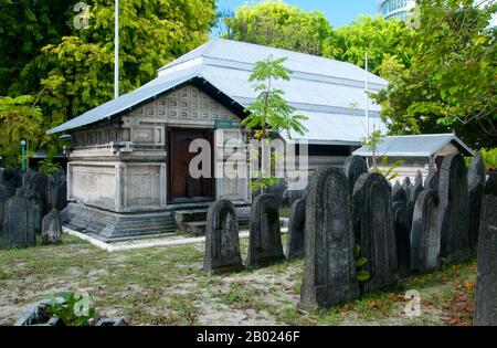 L'Hukuru Miskiiy (moschea del venerdì) è la moschea più importante delle Maldive. Originially costruito c.1153 al momento della conversione all'Islam per ordine del Sultano Muhammad al-Adil, fu restaurato nel 1338, e successivamente rinnovato e ampliato nel 1656-7 dal Sultano Ibrahim Iskandar i (1648-87). L'edificio è di corallo hiri-ga finemente scolpito, e porta alcune modanature di distintamente ispirazione artistica buddista nel seminterrato. Il portico fu eretto da Ibrahim Iskandar i al suo ritorno dal pellegrinaggio hajj alla Mecca nel 1668. Il caratteristico munnaru (minareto) a forma di faro era Foto Stock