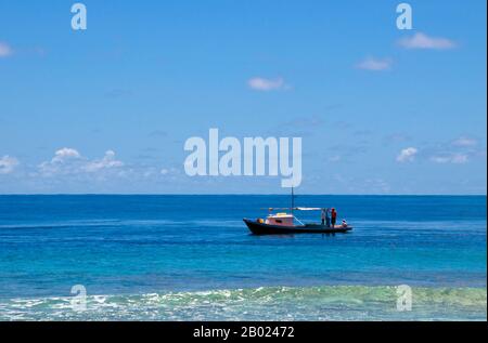 Maldive: Piccola barca da pesca al largo dell'isola di Hulhumeedhoo, Atollo di Addu (Atollo di Seenu). La nazione più piccola e meno conosciuta dell'Asia, la Repubblica delle Maldive, si trova sparsi da nord a sud attraverso un raggio di 750 chilometri dell'Oceano Indiano, 500 chilometri a sud-ovest dello Sri Lanka. Più di 1000 isole, insieme a innumerevoli banchi e scogliere, sono raggruppate in una catena di diciannove atolli che si estende da un punto a ovest di Colombo a poco a sud dell'equatore. Foto Stock