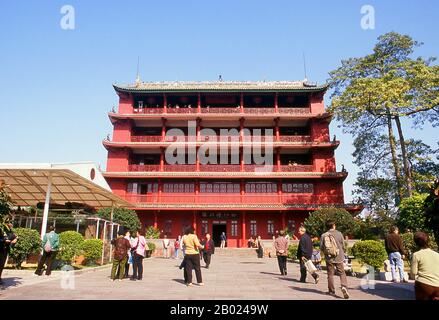 Il più grande parco di Guangzhou, Yuexiu Gongyuan, è dominato da Zhenhai Lou (Torre Che Si Affaccia sul mare). La torre fu costruita come monumento ai sette grandi viaggi in mare intrapresi tra il 1405 e il 1433, dall'ammiraglio Zheng He. Zheng viaggiò verso l'Africa orientale, il Golfo Persico e Giava. Foto Stock