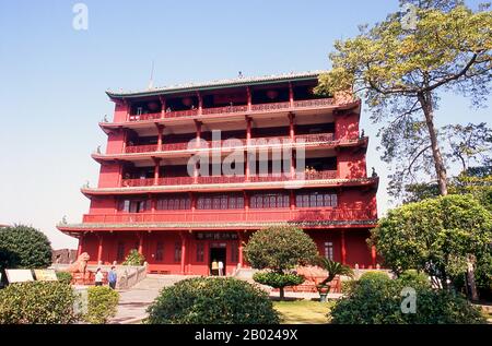 Il più grande parco di Guangzhou, Yuexiu Gongyuan, è dominato da Zhenhai Lou (Torre Che Si Affaccia sul mare). La torre fu costruita come monumento ai sette grandi viaggi in mare intrapresi tra il 1405 e il 1433, dall'ammiraglio Zheng He. Zheng viaggiò verso l'Africa orientale, il Golfo Persico e Giava. Foto Stock