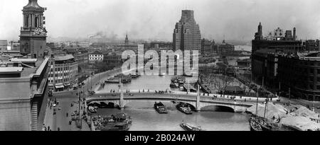 Il Ponte Waibaidu (cinese: 外白渡桥; pinyin: Wàibáidù Qiáo), chiamato il Ponte Giardino in inglese, è il primo ponte completamente in acciaio, e l'unico esempio sopravvissuto di un ponte a traliccio camelback, in Cina. Il quarto ponte straniero costruito nella sua posizione dal 1856, a valle dell'estuario del fiume Suzhou, vicino alla sua confluenza con il fiume Huangpu e adiacente al Bund nel centro di Shanghai, E collegando i distretti di Huangpu e Hongkou, l'attuale ponte fu aperto il 20 gennaio 1908. Con la sua ricca storia e il suo design unico, il Ponte Waaibaidu è uno dei simboli di Shanghai. O Foto Stock