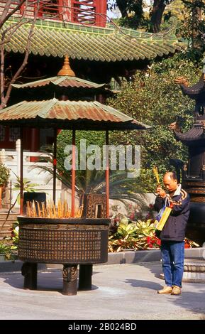 Liurong si (Tempio Dei Sei Banyan Alberi), è stato fondato più di 1.400 anni fa. Gli alberi che hanno ispirato il poeta e callographer su Dongpo del 11th secolo per chiamare il tempio sono morti da allora. Si affaccia su tutto il Hua Ta (Pagoda dei Fiori), una sottile reliquia della dinastia Song, costruita nel 1097. Foto Stock