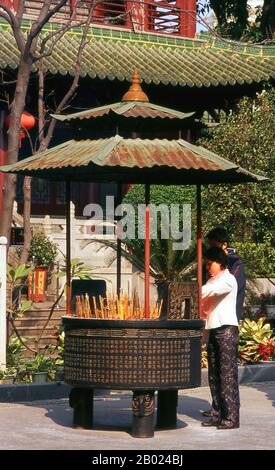 Liurong si (Tempio Dei Sei Banyan Alberi), è stato fondato più di 1.400 anni fa. Gli alberi che hanno ispirato il poeta e callographer su Dongpo del 11th secolo per chiamare il tempio sono morti da allora. Si affaccia su tutto il Hua Ta (Pagoda dei Fiori), una sottile reliquia della dinastia Song, costruita nel 1097. Foto Stock