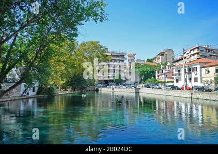 Grecia, Drama, lago nel parco Agias Varvaras, una attrazione turistica preferita della città Foto Stock