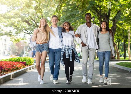 Studenti internazionali che camminano insieme nel parco pubblico dopo lo studio Foto Stock