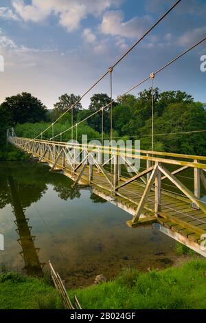 Il ponte sospeso sul fiume Teviot Ai Confini scozzesi per gli escursionisti sulla Abbazia Del Confine e i sentieri a lunga distanza di Saint Cuthbert. Foto Stock