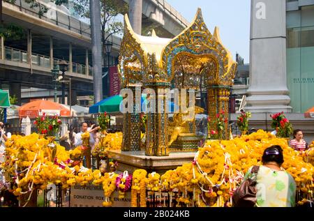 Thailandia: Santuario di Erawan (San Phra Phrom), Bangkok. Il Santuario di Erawan, sotto la stazione Chit Lom Skytrain di Bangkok, rappresenta il Dio indù a quattro teste della creazione, Brahma (Phra Phrom), ed è stato eretto nel 1956 dopo una serie di incidenti mortali alla costruzione dell'originale Hotel Erawan. Brahmā è il dio indù della creazione e uno dei Trimūrti, gli altri sono Vishnu e Shiva. Secondo il Brahmā Purāņa, egli è il padre di Manu, e da Manu tutti gli esseri umani sono discendenti. Nella Rāmāyaņa e nella Mahābhārata, egli è indicato come il progenitore di tutti gli esseri umani. Foto Stock