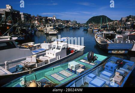 Nanfang'ao (Nanfang Ao) è un trafficato porto di pescatori sulla costa orientale di Taiwan. E' famosa per il Tempio Nantien dedicato a Matsu, dea del mare. Foto Stock