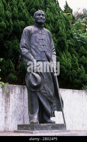 Chiang Kai-shek è stato un membro influente del partito nazionalista Kuomintang (KMT) e dello stretto alleato di Sun Yat-sen. Divenne il comandante dell'Accademia militare di Whampoa di Kuomintang e prese il posto di Sun nel partito quando quest'ultimo morì nel 1925. Nel 1928, Chiang guidò la spedizione settentrionale per unificare il paese, diventando il leader globale della Cina. È stato presidente del Consiglio militare Nazionale del governo nazionalista della Repubblica di Cina (RDC) dal 1928 al 1948. Chiang ha guidato la Cina nella Seconda guerra sino-giapponese, durante la quale il potere del governo nazionalista si è gravemente indebolito, ma h. Foto Stock