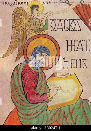 Il Lindisfarne Gospels è un libro manoscritto illuminato del Vangelo prodotto intorno all'anno 700 CE in un monastero sull'isola di Lindisfarne, al largo della costa del Northumberland. Ora è in mostra nella British Library di Londra. Il manoscritto è una delle opere più raffinate nello stile unico dell'arte Hiberno-sassone o dell'Insonal, che combina elementi mediterranei, anglosassoni e celtici. Si presume che i Vangeli di Lindisfarne siano opera di un monaco chiamato Eadfrith, che divenne vescovo di Lindisfarne nel 698 e morì nel 721. La borsa di studio attuale indica una data intorno al 715, e si ritiene che siano stati prodotti Foto Stock