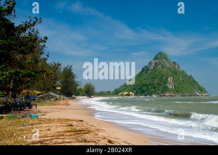 Hat Ao noi significa 'piccola spiaggia di baia', e quella descrizione più o meno riassume questa tranquilla località balneare e rilassante. Collegato con il più trafficato Ao Prachuap a sud, la spiaggia è protetta da una linea di alberi casuarinas. Questa baia è popolare tra joggers e passeggini dalla vicina Prachuap Khiri Khan. Qui si trova anche un piccolo villaggio di pescatori. Foto Stock