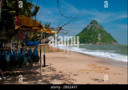 Hat Ao noi significa 'piccola spiaggia di baia', e quella descrizione più o meno riassume questa tranquilla località balneare e rilassante. Collegato con il più trafficato Ao Prachuap a sud, la spiaggia è protetta da una linea di alberi casuarinas. Questa baia è popolare tra joggers e passeggini dalla vicina Prachuap Khiri Khan. Qui si trova anche un piccolo villaggio di pescatori. Foto Stock