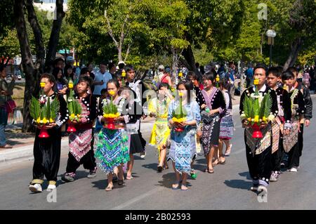 Thailandia: Gli hmong prendono parte alla sfilata del Festival dei fiori di Chiang mai, Chiang mai, Thailandia settentrionale. Chiang mai è conosciuta come "la Rosa del Nord", ma fiorisce davvero in fiore a febbraio, verso la fine della stagione fredda. Ogni anno, il primo fine settimana di febbraio, viene aperto il Chiang mai Flower Festival. Le aiuole negli spazi pubblici in tutta la città sono particolarmente belle in questo periodo dell'anno. Ovunque si possono trovare magnifiche esposizioni di crisantemi gialli e bianchi, e la Rosa Damascena, una varietà che si trova solo a Chiang mai. Foto Stock